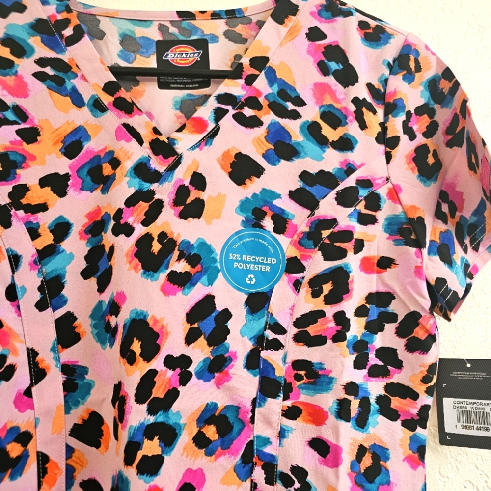 Dickies Wild Watercolor Cheetah Women's 2-Pocket STRETCH V-Neck Print Scrub Xs